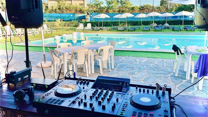 L'estate è bella, e Dj per Eventi Italia ti da la possibilità di festeggiare il tuo evento a bordo piscina! Apericena Estivi!